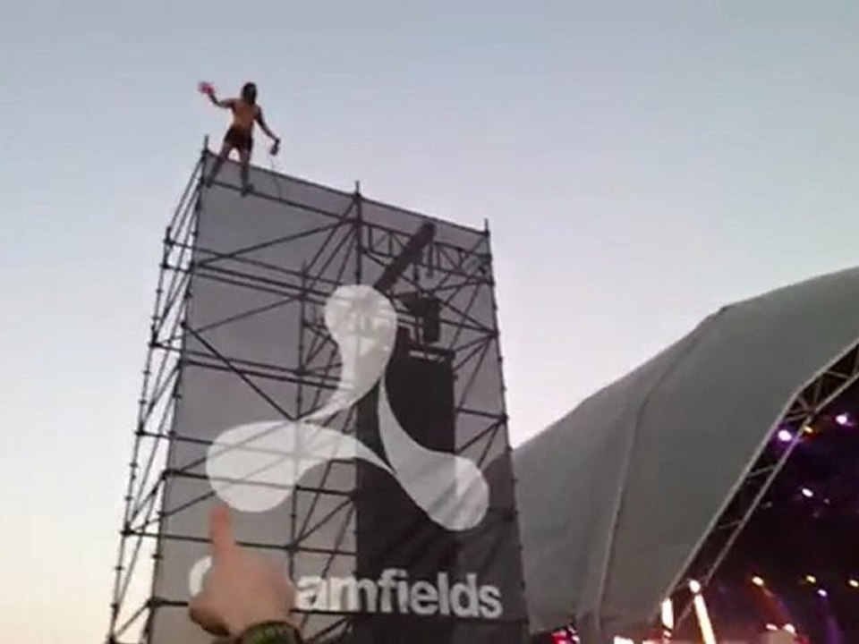 Creamfields Main Stage 2012_Man falls but lives