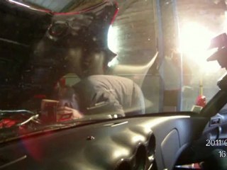 un gars qui change des bougies sur une Viper