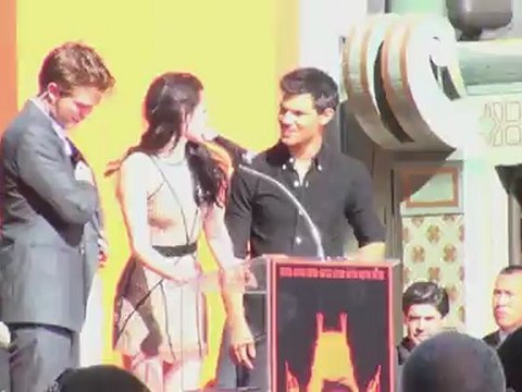 Robert Pattinson and Kristen Stewart Get Lackluster Greeting