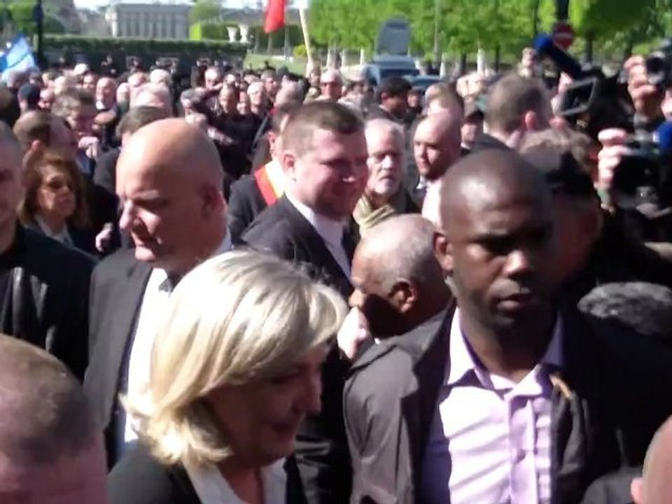 Dépot de gerbe devant la statue de Jeanne d'Arc par Marine le Pen, 1er mai 2012.