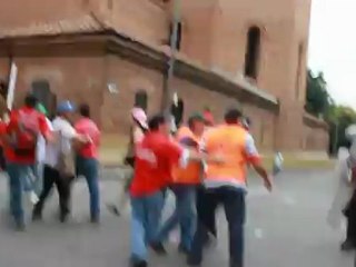 El ESMAD capturando a un inocente, y fuera de eso agrede al camarografo y lo amenaza de dañarle la cámara.