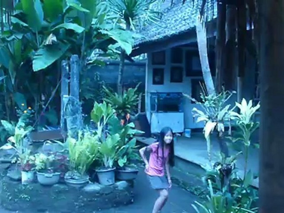 BALI - Chez Dolit - les enfants jouent ensemble