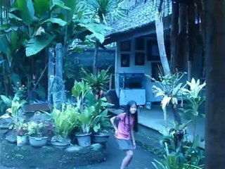 BALI - Chez Dolit - les enfants jouent ensemble