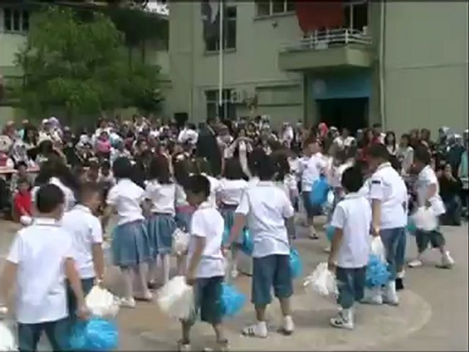 Video12: 3-A  Sınıfı PonPon Gösterisi 2... (Devamı)
