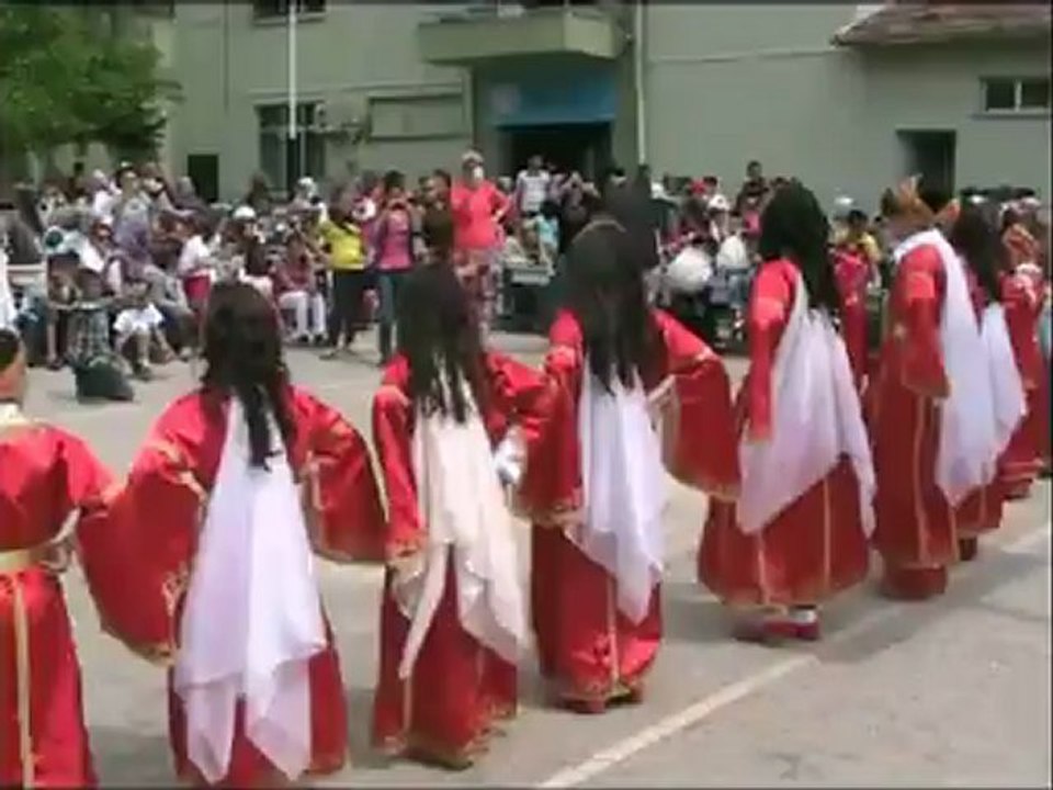 Video14: Yöresel Kıyafetlerle Dans Gösterisi...