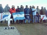 Himno Nacional Argentino en el cementeriode Darwin en las Islas Malvinas