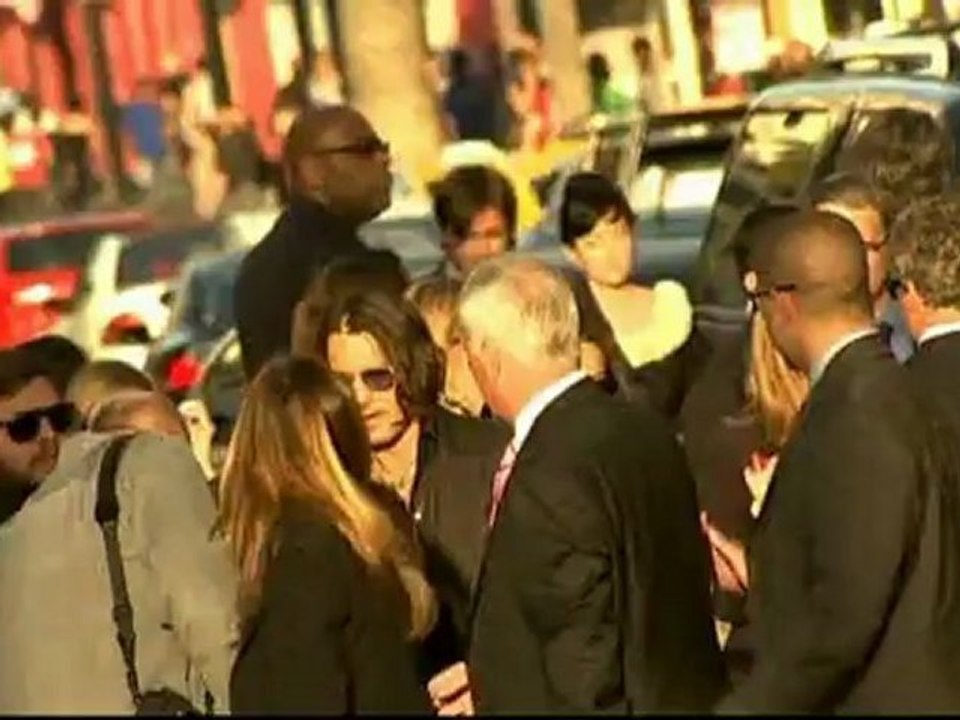 Fans queue to see Johnny Depp at Dark Shadows premiere