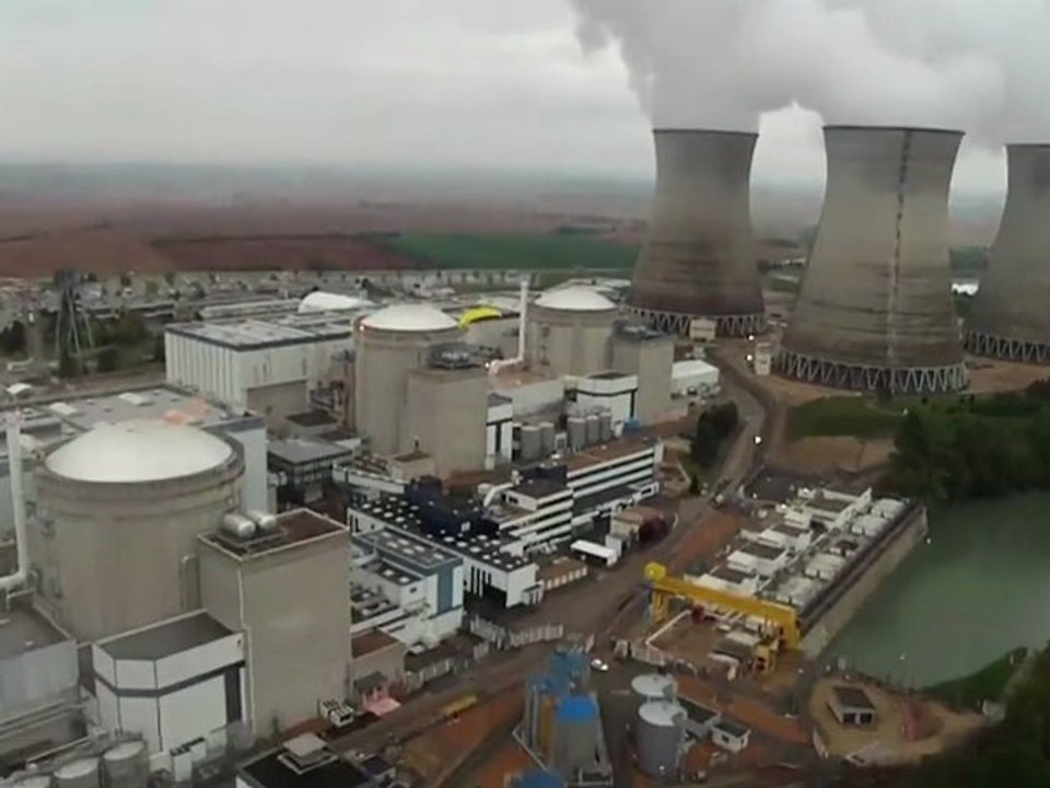 Greenpeace survole la centrale nucléaire du Bugey