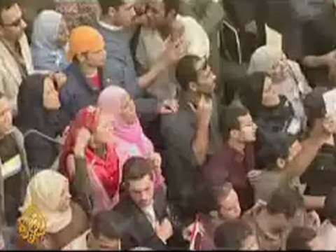 Protesters face Egyptian riot police - 07 April 2008