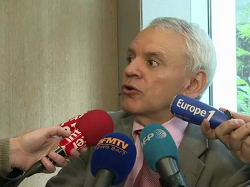 Deutscher wirft rauchbombe über akw ab