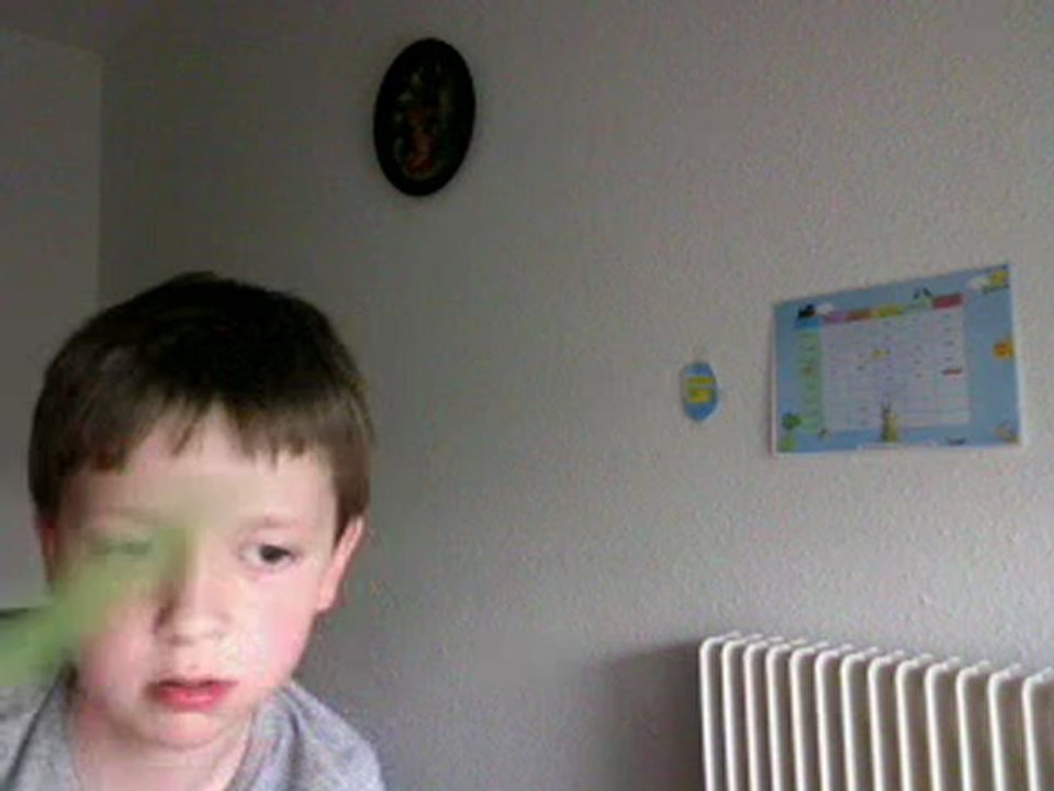 ich zeig ein bischele meine sachen star wars licht schwert und pande und noch so ein ding(: