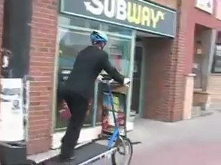 Yürüyen bantlı bisiklet