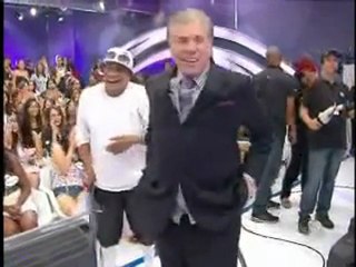 Caiu a calça de Silvio Santos cai durante o seu programa