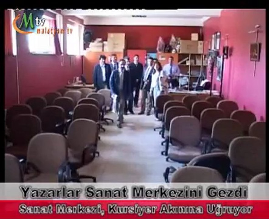 Yazarlar sanat merkezini gezdi