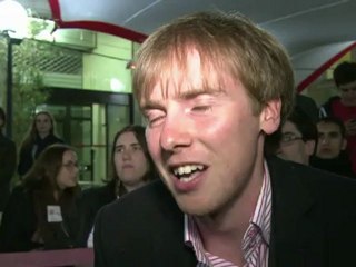 Les militants PS à Solférino saluent la prestation de Hollande