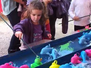 Rachel pèche des canards à la foire du trône