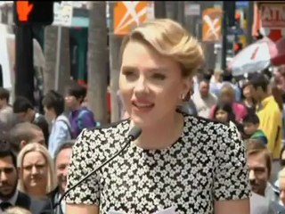 La estrella Scarlett Johansson ya brilla en el Paseo de la Fama