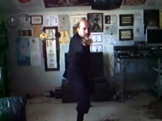 Kenji Ryu Ninjutsu Groningen, stokvechten,Sensei Jeremy Schmidt demonstrates basic Jo-Staff