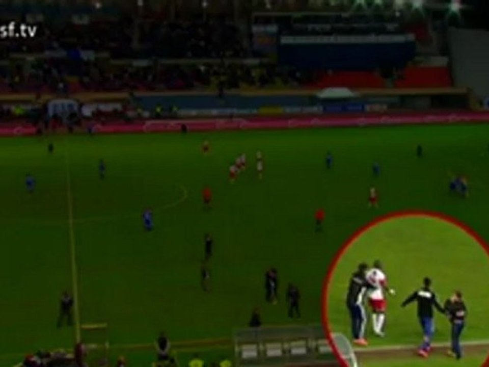 Ποδοσφαιριστής έριξε σφαλιάρα σε ball boy!!