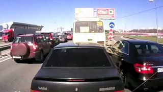 Il sort un flingue de sa voiture en Russie