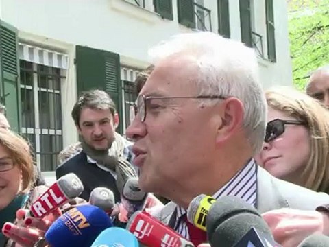 Hollande prêt à prolonger jusqu'à six mois l'état d'urgence