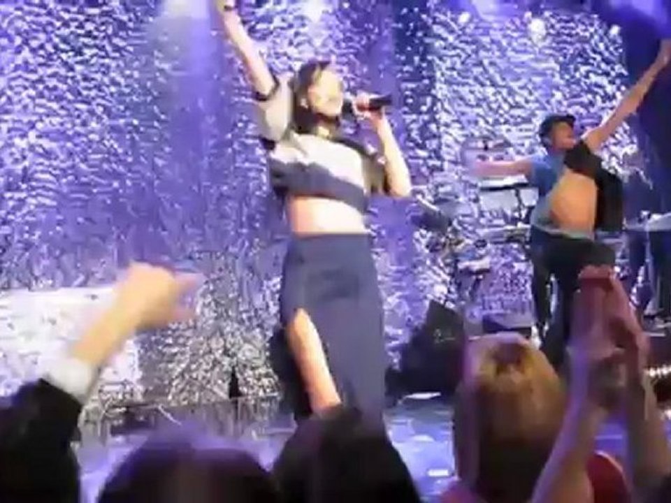 Rihanna in megaknappen, floral bedruckten shorts