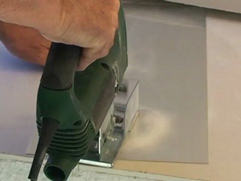 Scie sauteuse équipée de deux lames