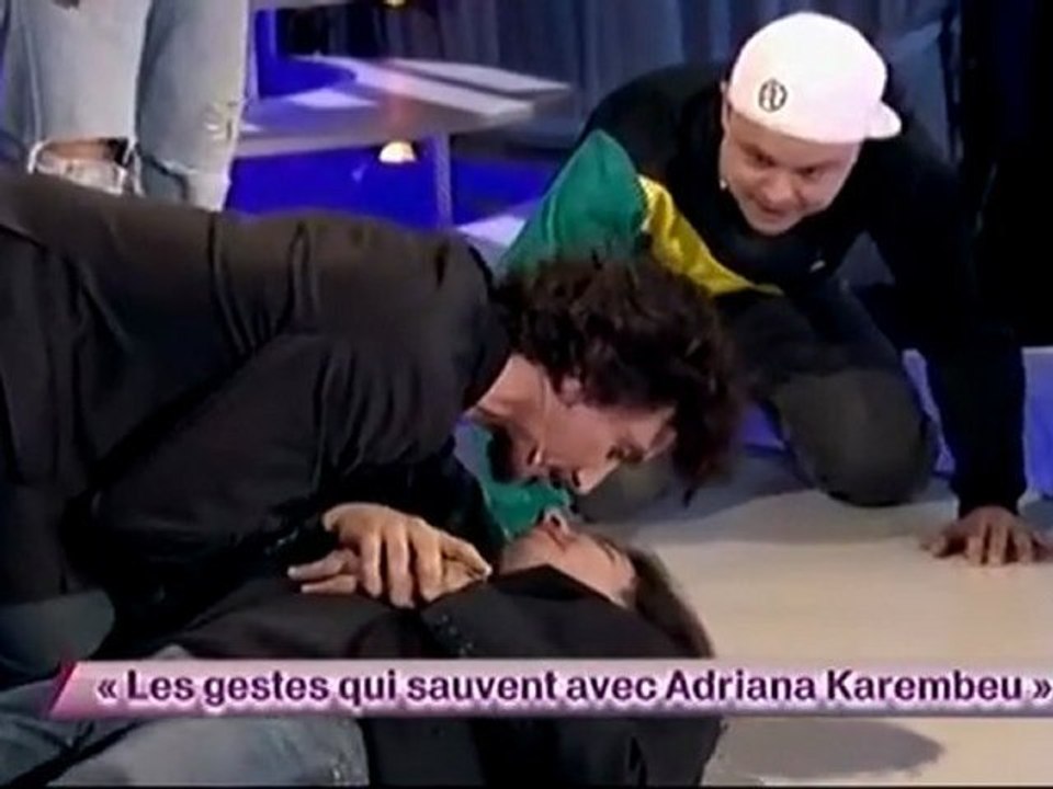 Arnaud Tsamere en guest avec Artus - Les gestes qui sauvent avec Adriana Karembeu