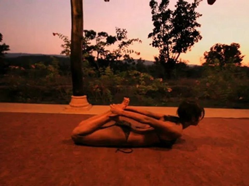 Yoga for Beginners : Dhanurasana