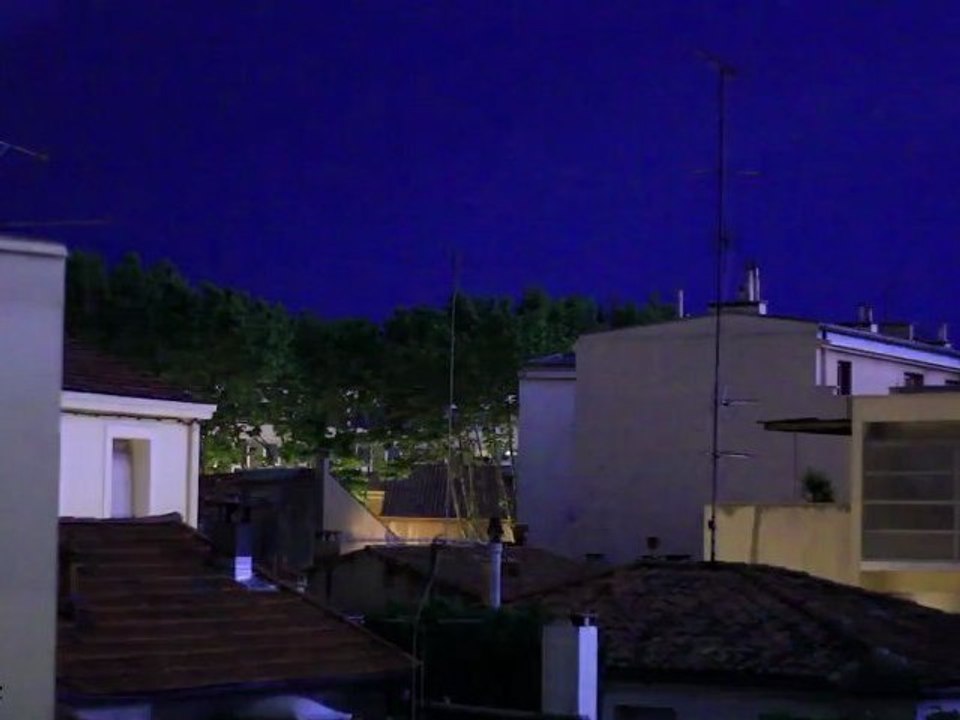 Act. Bercée par l'orage, une nuit.