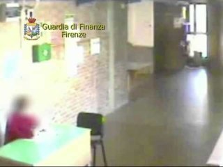 Скачать видео: Firenze - Gdf scopre falsa cieca che lavorava come bidella in una scuola (04.05.12)