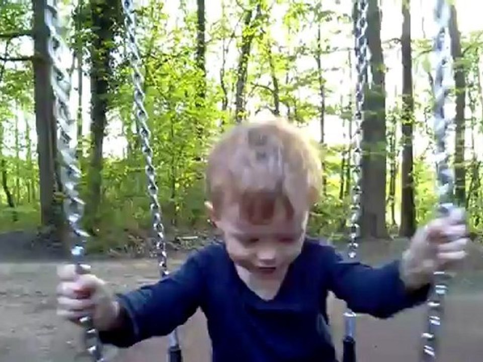 Maxence fait de la balançoire, 03/05/2012