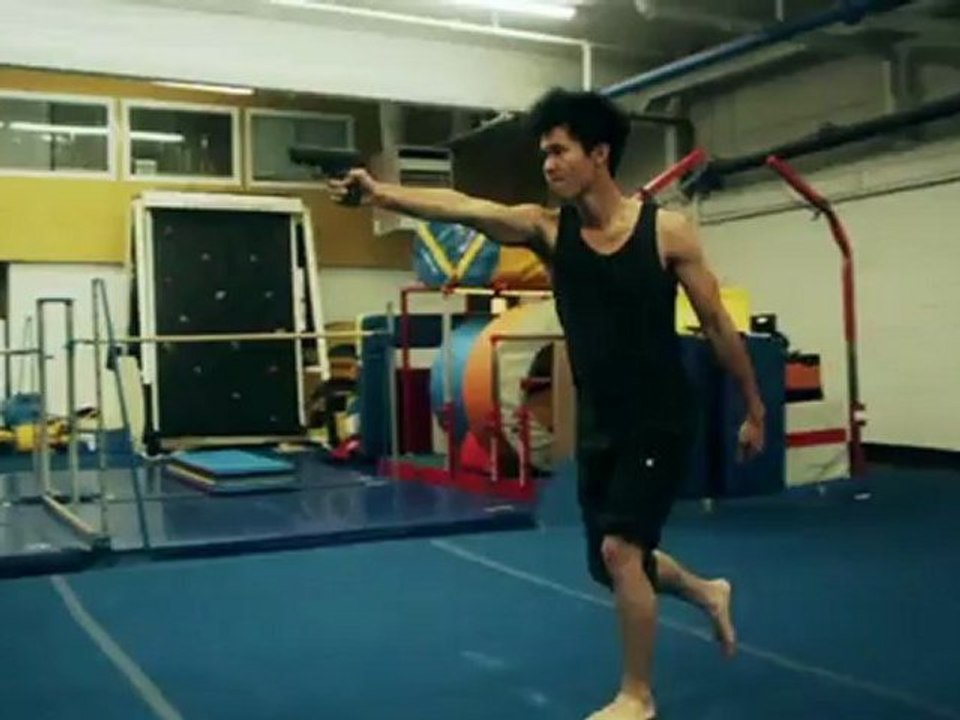 Cascades avec des flingues en salle de gym