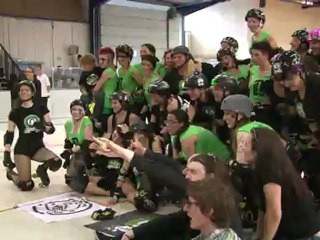 Télécharger la video: Match de roller-derby des Death Pouffes VS Duchesses de Nantes