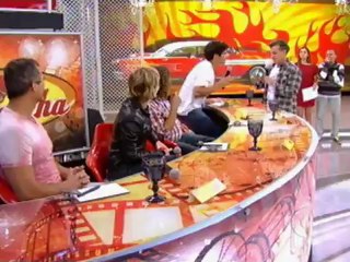 Caio Castro imita Luciano Huck e faz seus colegas Sophie Charlotte, Marco Pigossi e Eri Johnson rir muito