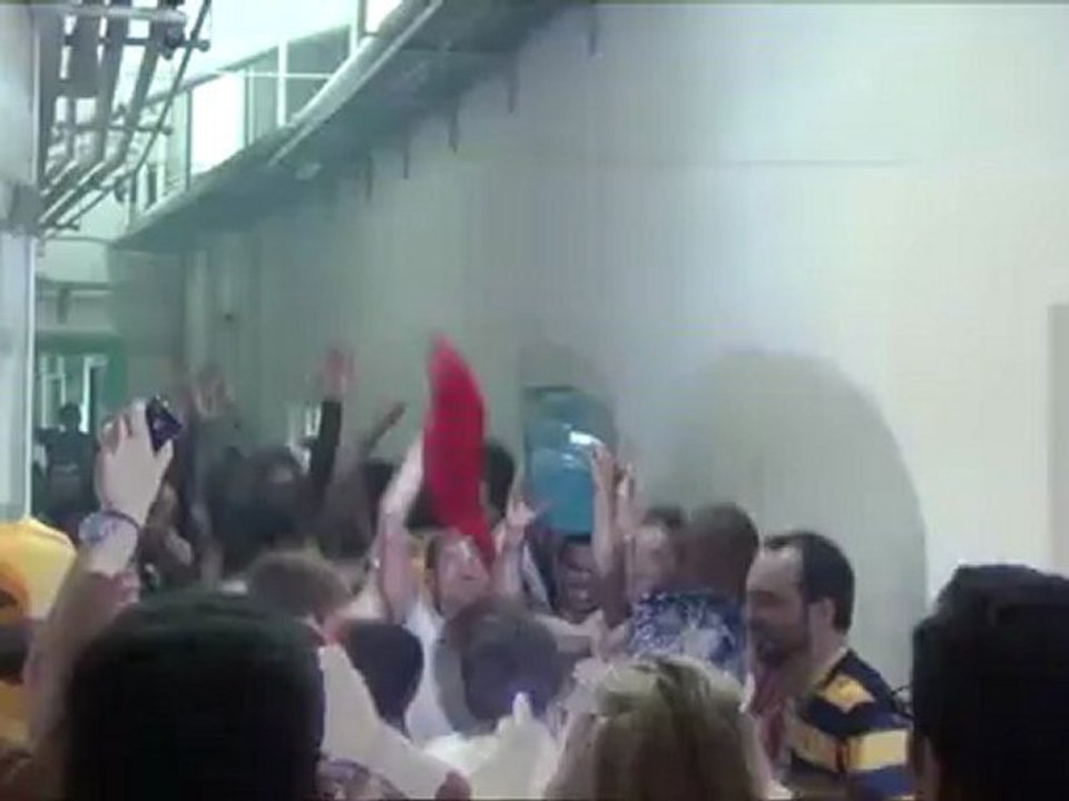 Πανηγυρισμοί ΑΕΛ στα αποδυτήρια (1)