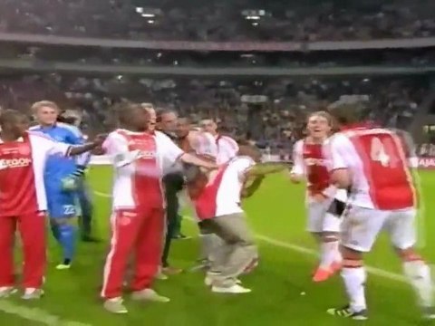 Les joueurs de l'Ajax se battent avec le champagne