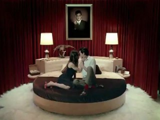 Pub gel douche Playboy : avec une inconnue... dans l'ascenseur !