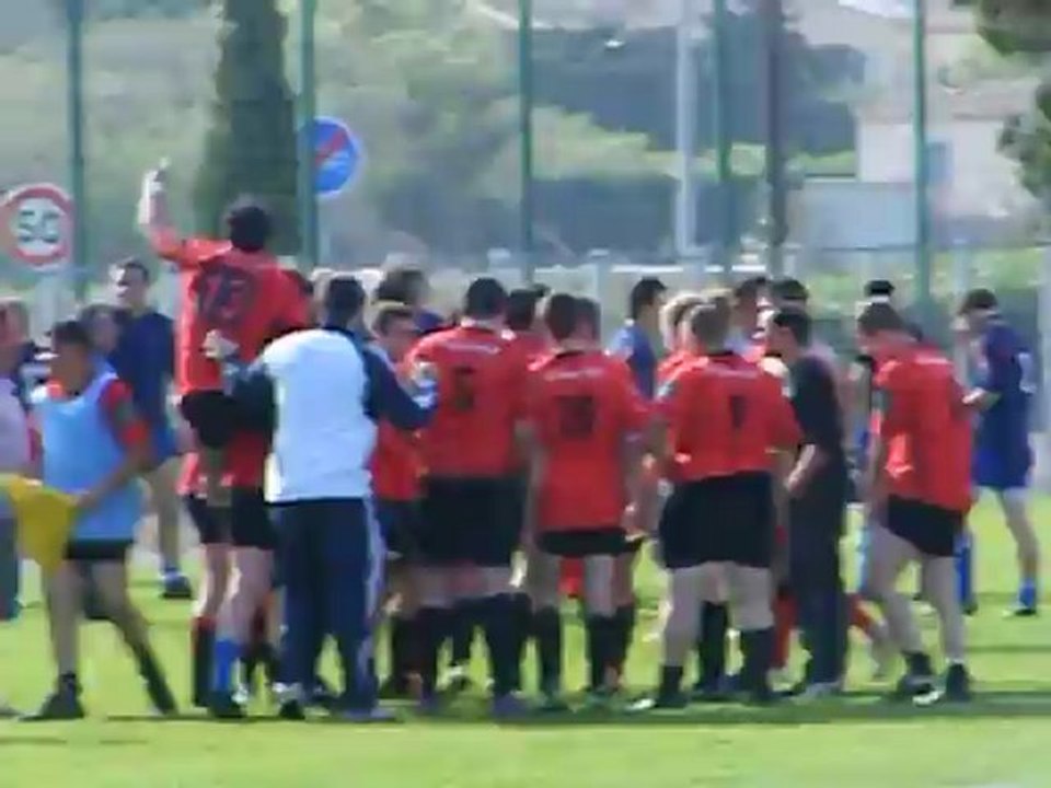 victoire des juniors du cob xv  ; ils chantent leur joie.