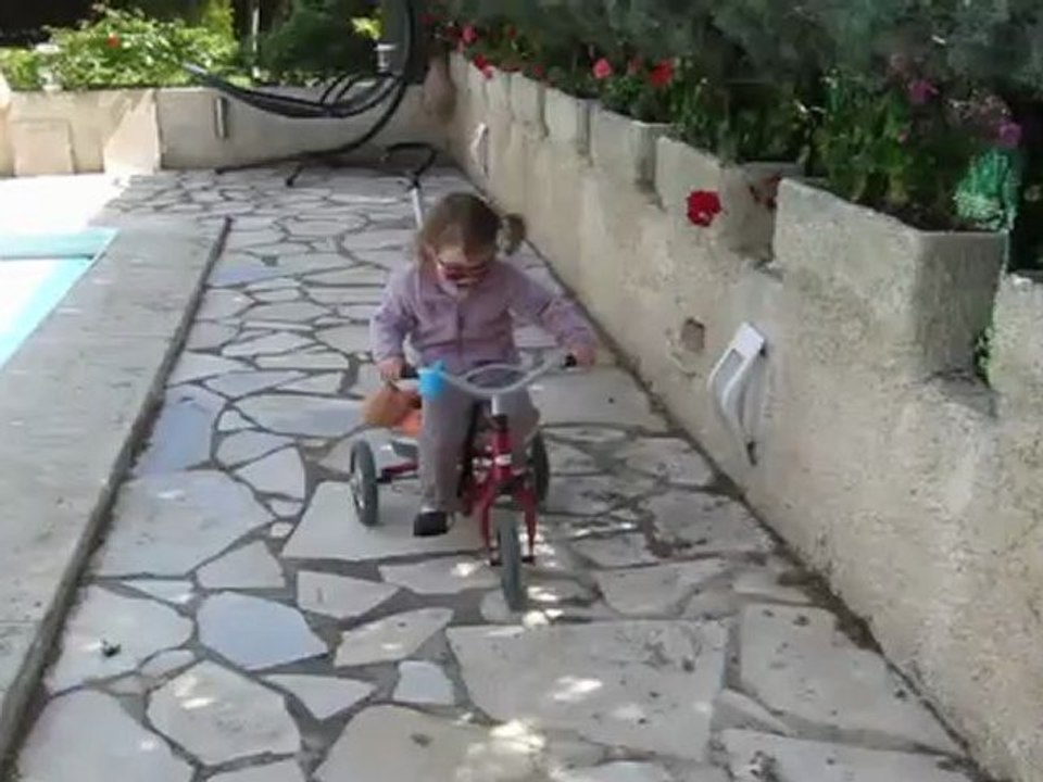 lucille fait du tricycle