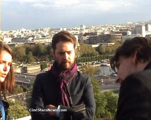 Jason Priestley with fans - Soirée Call me fitz Paris