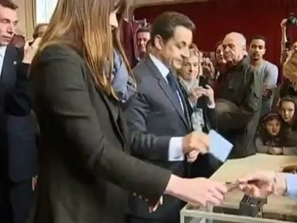 Hollande poised to unseat Sarkozy