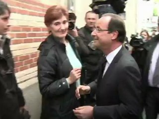 Скачать видео: Hollande votó entre besos y saludos