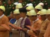 Aung San Suu Kyi prête serment au Parlement birman
