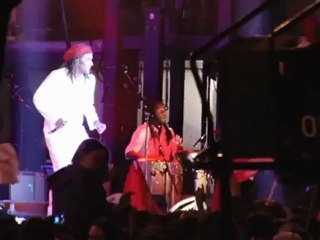 Ambiance survoltée place de la Bastille à la suite de l'élection de François Hollande