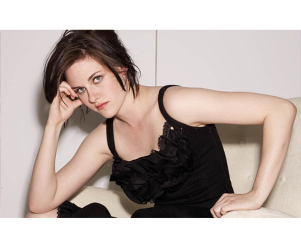 Kristen Stewart Injures Her Foot On The Sets of Breaking Dawn 2 - Hollywood News