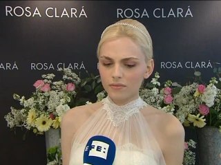 El modelo Andrej Péjic se viste de novia con Rosa Clarà