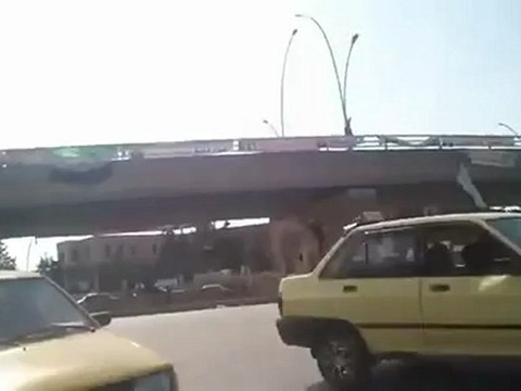 فري برس حلب الكرة الأرضية رفع علم الاستقلال على الجسر5 5 2012 Aleppo