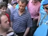فري برس  ادلب أريحا  لجنة المراقبين الدوليين يتحدثون مع مختل عقليا 5 5 2012 Idlib