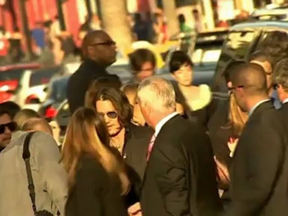 Johnny Depp and Michelle Pfeiffer shine at "Dark Shadows" premiere.